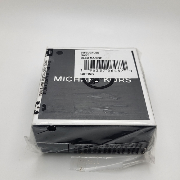 MICHAEL KORS Silicone Logo-embossed Apple AirPods Case NWT - Picture 9 of 9